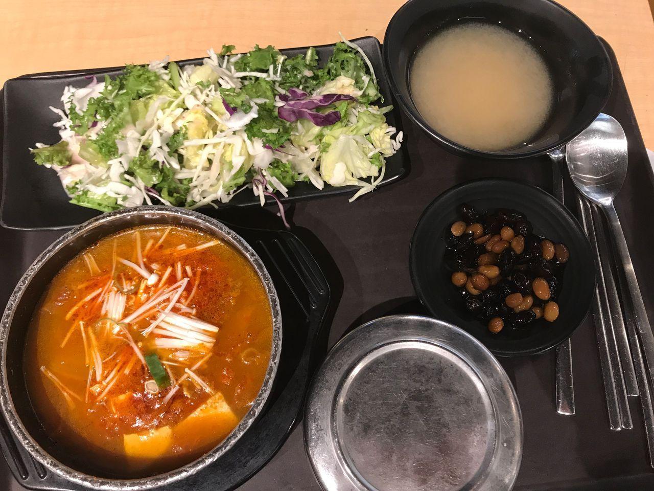 延世大学食堂中受欢迎的韩式餐点，给学生提供多样化的选择。